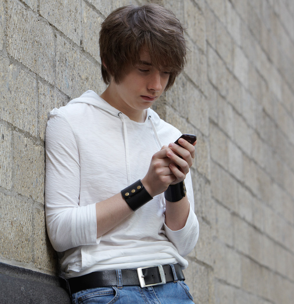 Jugendlicher wählt die Nummer gegen Kummer | © Klaus Langer